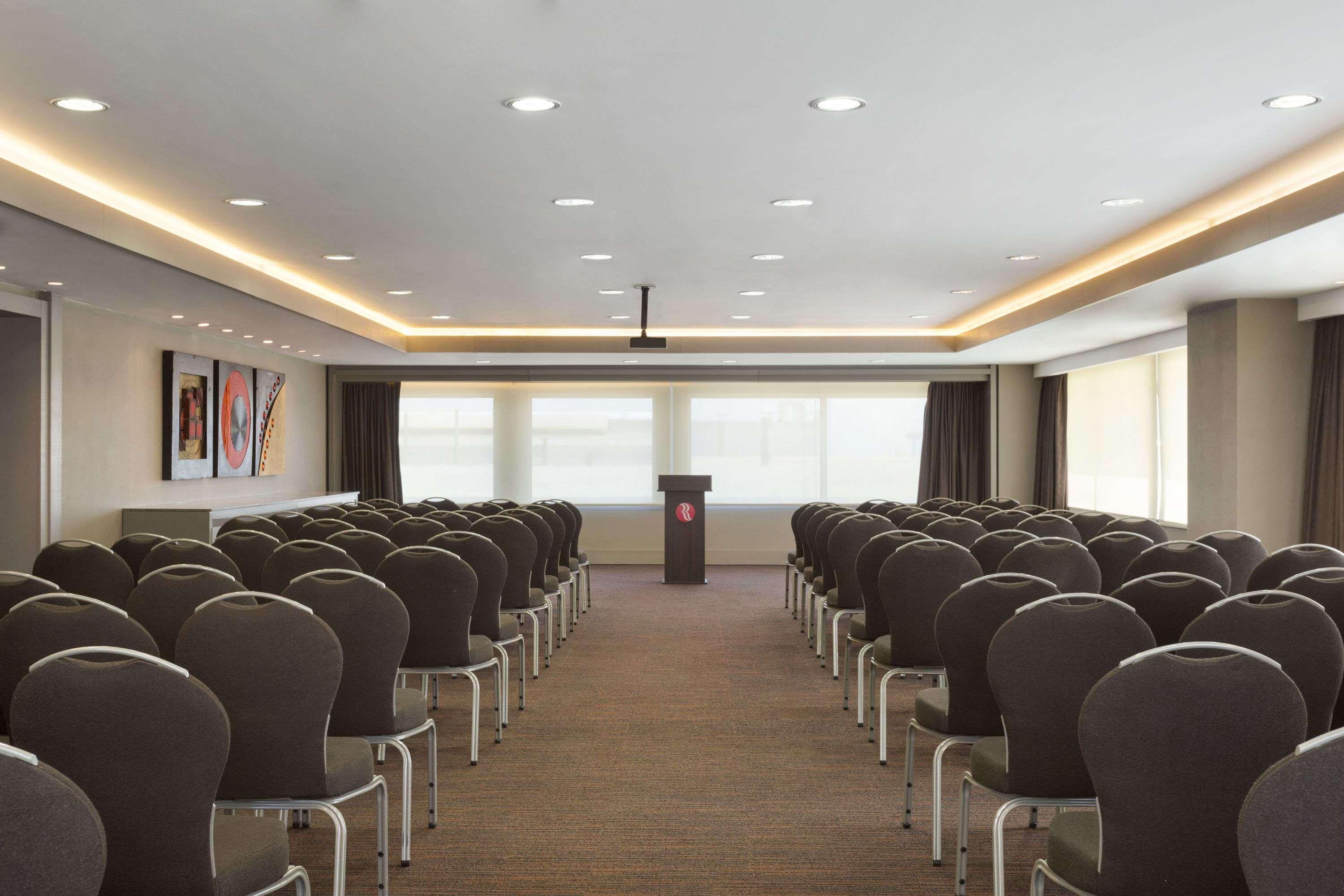 Ramada Hotel & Suites By Wyndham Izmir Kemalpasa Buitenkant foto