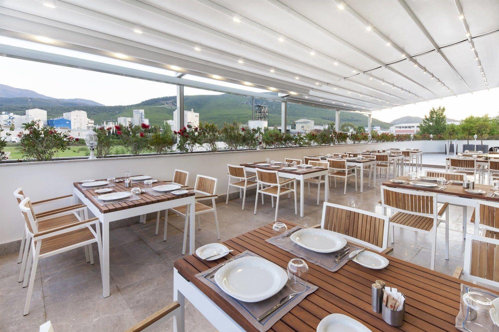 Ramada Hotel & Suites By Wyndham Izmir Kemalpasa Buitenkant foto